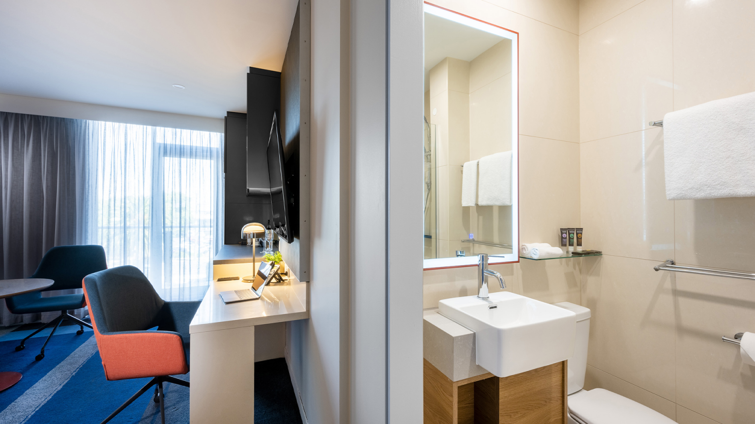 Deluxe Suite Room Novotel Melbourne Preston