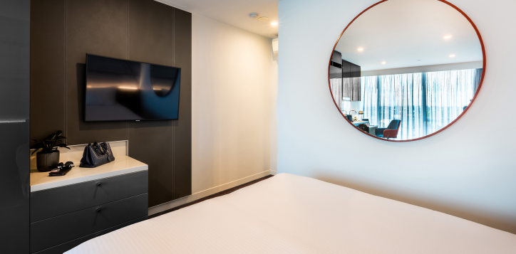 novotel-melbourne-preston_studio-king_room-2_1920-x-1080