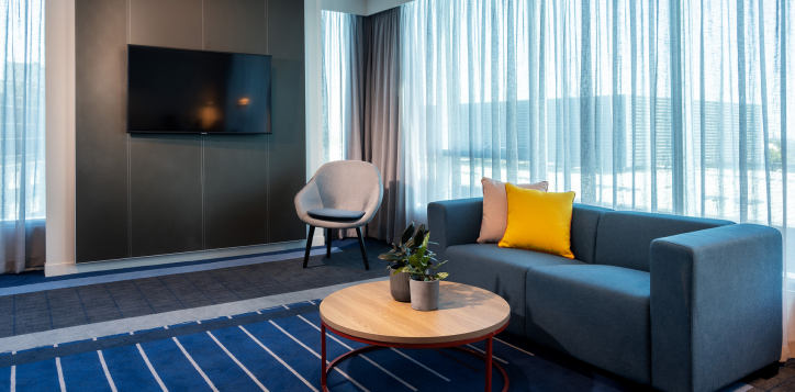 novotel-melbourne-preston_executive-suite_lounge-1920-x-1080